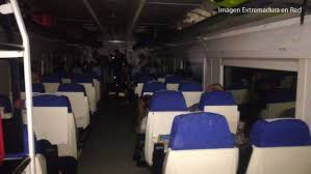 A oscuras en el vagón, sin calefacción ni baño. La continua odisea de los viajeros de Renfe  en los trenes procedentes de Extremadura.