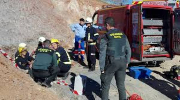 Los equipos de rescate coordinan las operaciones de rescate del niño de dos años en el pozo de Totalán, Málaga