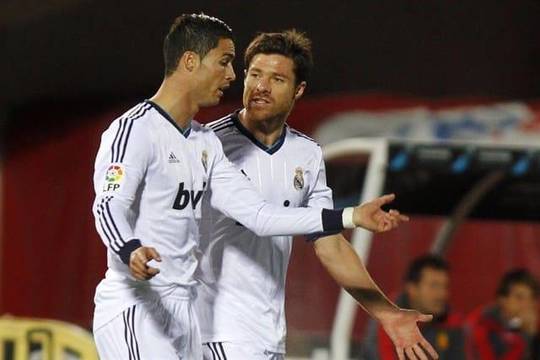 Cristiano Ronaldo y Xabi Alonso durante su etapa en el Real Madrid