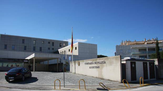 El agente retirado se encuentra en la comisaría de Policía de Algeciras

