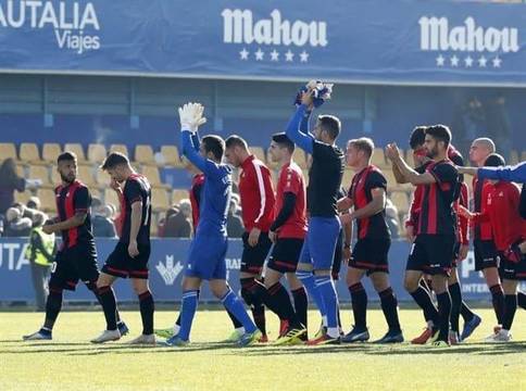 El equipo del Reus celebra una victoria ante el Alcorcón