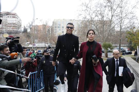 Cristiano Ronaldo, acompañado de Georgina Rodríguez, en su se llagada a la Audiencia Provincial de Madrid
