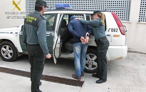 La Guardia Civil procede a detener a un hombre.