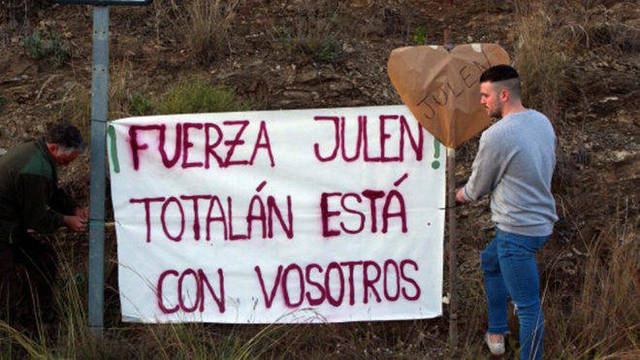 Los vecinos de Totalán siguen animando a los familiares de Julen.