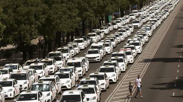 Los taxis bloqueando el paseo de la Castellana de Madrid este lunes.