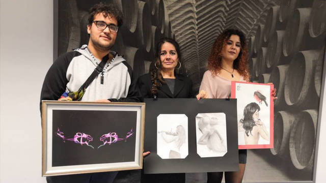 Julio Sánchez, Pilar Redondo y Marina Jordano, mostrando la obra de los creadores