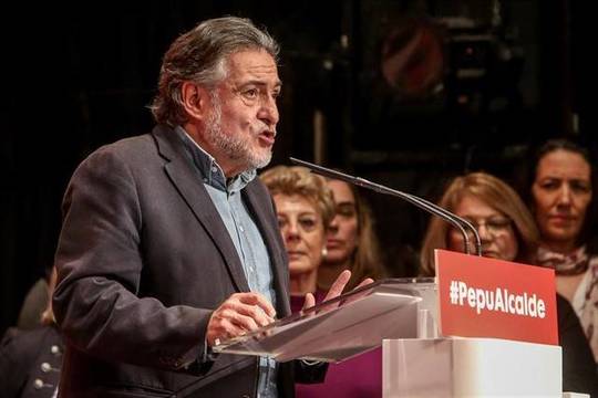 Pepu Hernández en un mitin con el PSOE