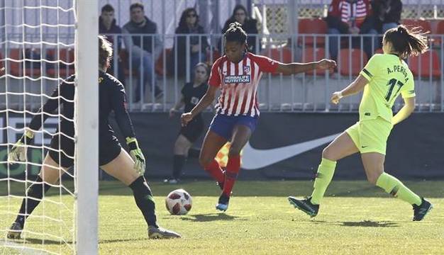 Ludmila Da Silva chuta en un Atlético de Madrid - Barcelona