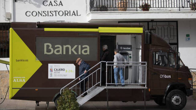 Oficina móvil de Bankia en una zona rural