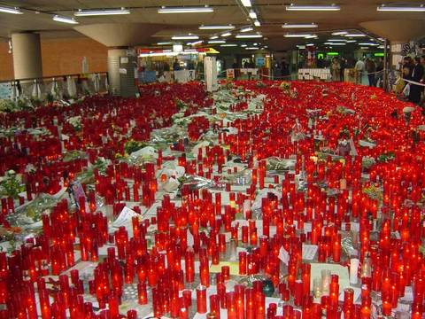 El día después del 11 M, la estación de Atocha se cubrió de velas 