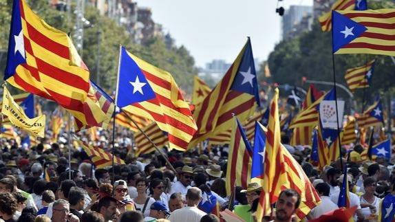 Manifestantes independentistas catalanes en una concentración.