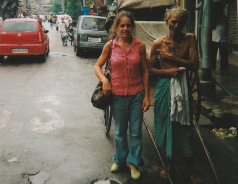 Pilar Redondo y un conductor de rickshaws.