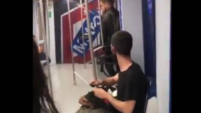 El joven que iba afilando un cuchillo jamonero en pleno Metro de Madrid /captura Antena 3.