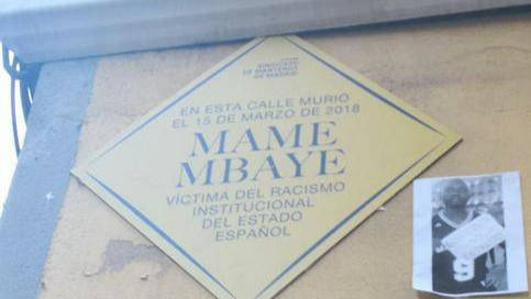 La placa colocada en la calle del Oso de Madrid.