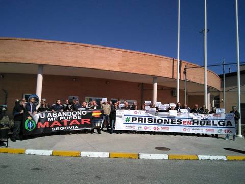 Concentración de funcionarios ante la prisión de Segovia.