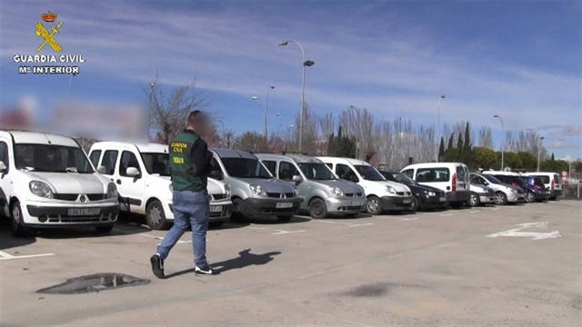 Un guardia civil ante varios de los vehículos robados / Europa Press.
