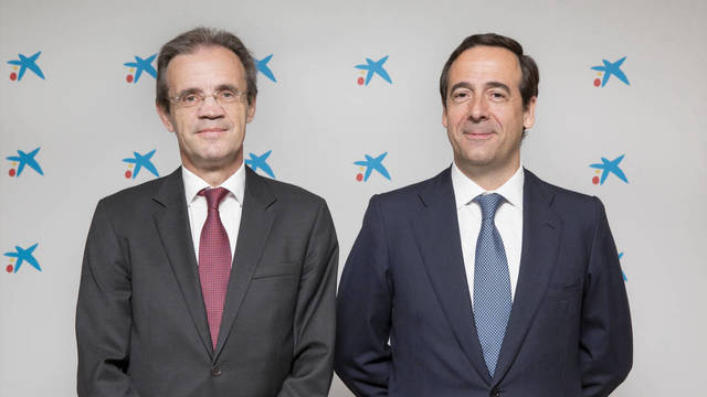 Jordi Gual, presidente de CaixaBank, y Gonzalo Gortázar,  su consejero delegado 