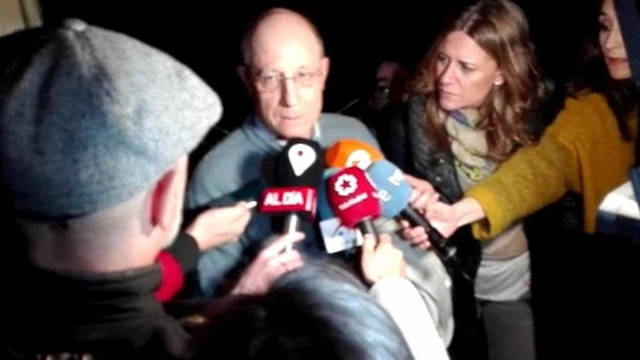 Ángel Hernández atiende a los medios tras quedar libre / Europa Press.