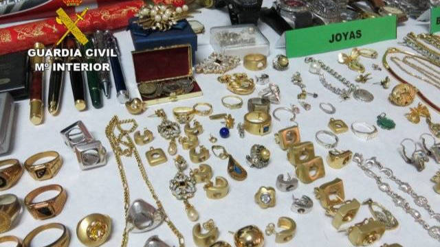 Algunas joyas y objetos de valos incautados por la Benemérita.
