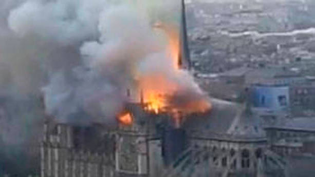El fuego se propagó rápidamente favorecido por la estructura artquitectónica de la catedral
