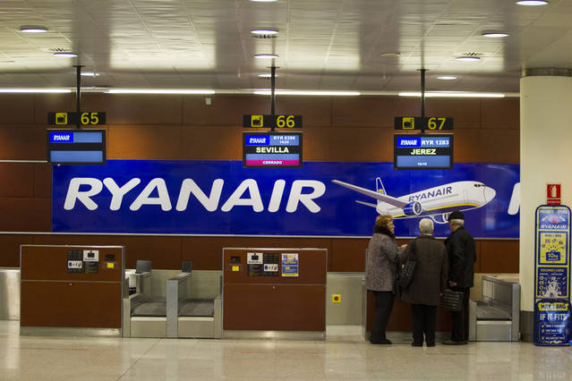 La mujer apuñalada estaba esperando a facturar ante el mostrador de Ryanair