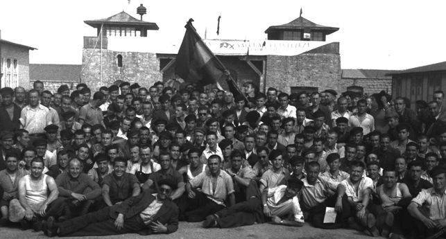Foto histórica de los españoles posando en las puertas de Mathaussen el día de la liberación.