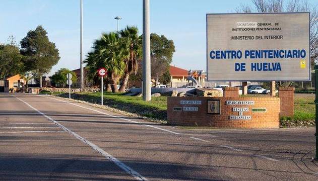 El preso se cortó el cuello ante los funcionarios de la Prisión de Huelva