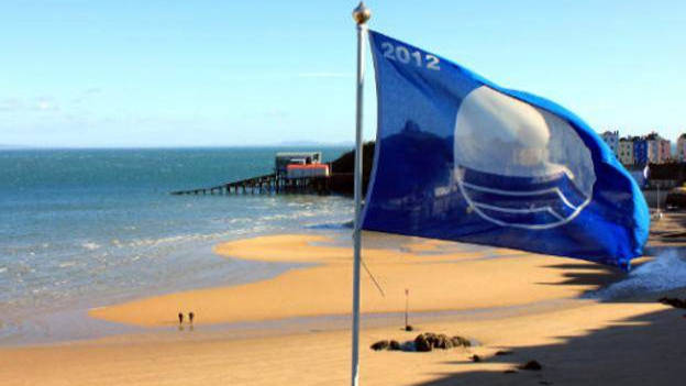 Una Bandera Azul en una playa.