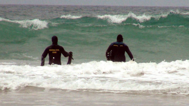Dos guardias civiles revisan la costa de Conil.