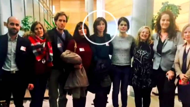 Patricia González (rodeada con un círculo) con varios compañeros de la asociación, entre ellos María Sevilla, y las parejas de ambas en una visita a la Asamblea de Madrid, a la izquierda, con barba, la pareja de María y el hombre más alto, de Patricia.