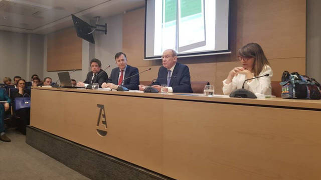 De derecha a Izquierda, Alicia Gil, Enrique Gimbernat, Carlos Berbell y el autor, Manuel Ollé.