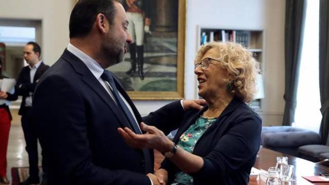 El ministro de Fomento, José Luis Ábalos y la alcaldesa de Madrid, Manuela Carmena.