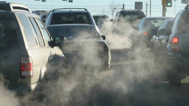 Los coches contribuyen demasiado a la contaminación.