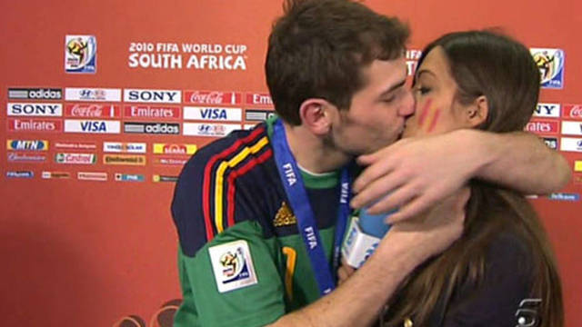 Iker Casillas y Sara Carbonero tras la final del Mundial 2010, que ganó España.