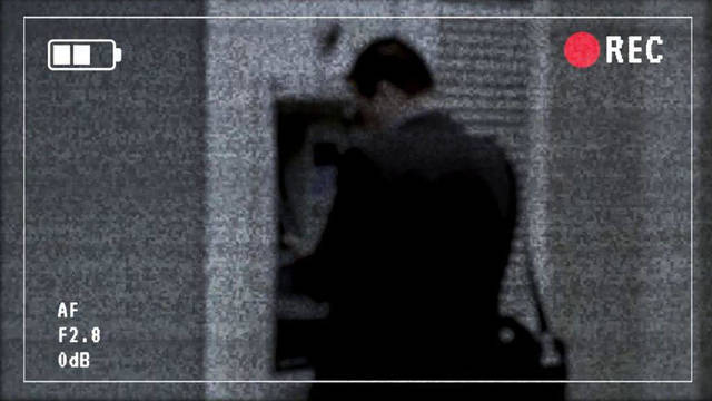 El presunto asesino de Roberto, sacando dinero de un cajero con la tarjeta del desaparecido/ Telecinco