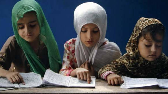 Tres niñas musulmanas en el colegio.