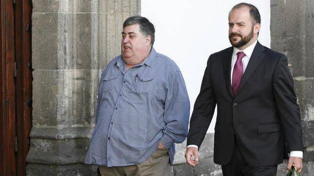 Evaristo González, a la izquierda, acompañado de su abogado.