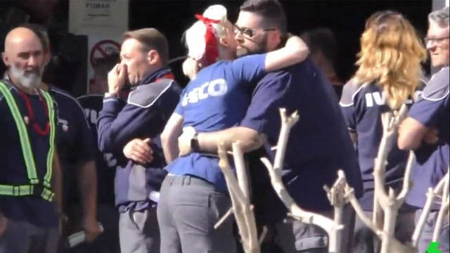 Trabajadores de Iveco se abrazan tras conocerse el suicidio de Verónica.