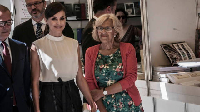 La Reina Letizia y la alcaldesa en funciones, Manuela Carmen en la inaguración de la feria del libro. 