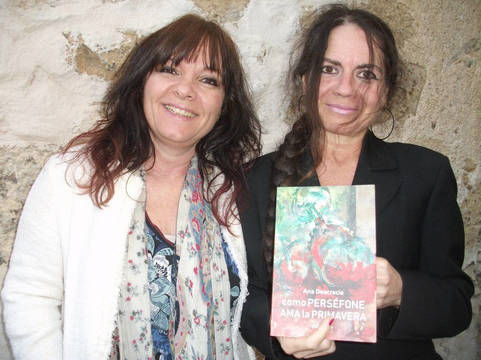 Ana Deacracia y Pilar Redondo con el libro