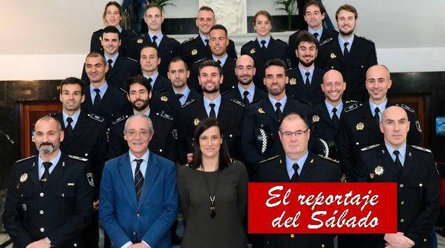 La alcaldesa en funciones Gema Igual rodeada de los 19 nuevos policías locales.