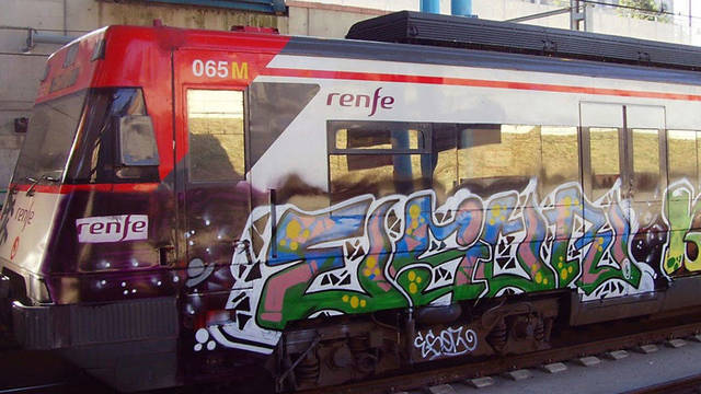 Un tres de Renfe grafiteado.