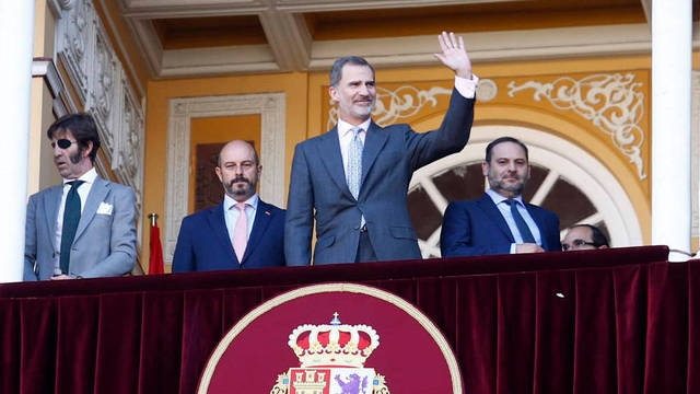 Felipe VI en el palco real de Las Ventas junto a Padilla y José Luis Ábalos. 