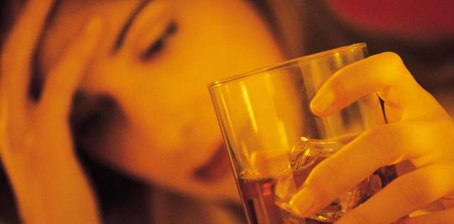 El alcohol, la droga más consumida por las mujeres. 