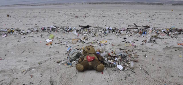 La gestión de residuos es uno de los principales problemas de las playas.