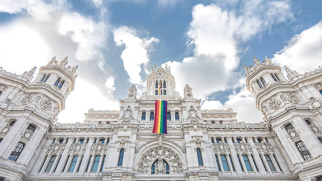 Cada año el ayuntamiento de Madrid cuelga una bandera en la fachada de su edificio principal.