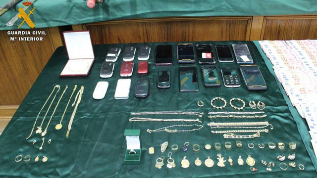 Objetos y sustancias incautadas por la Guardia Civil.