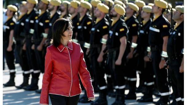 La ministra de Defensa, Margarita Robles, pasa lista a las tropas.