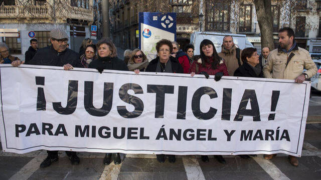 Familiares de Miguel Ángel y María se manifestaron ante el Tribunal Superior de Justica de Andalucía.