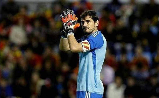 Tras sufrir un infarto de miocardio, íker Casillas deja el fútbol en activo y pasa a formar parte del staff deportivo del Oporto